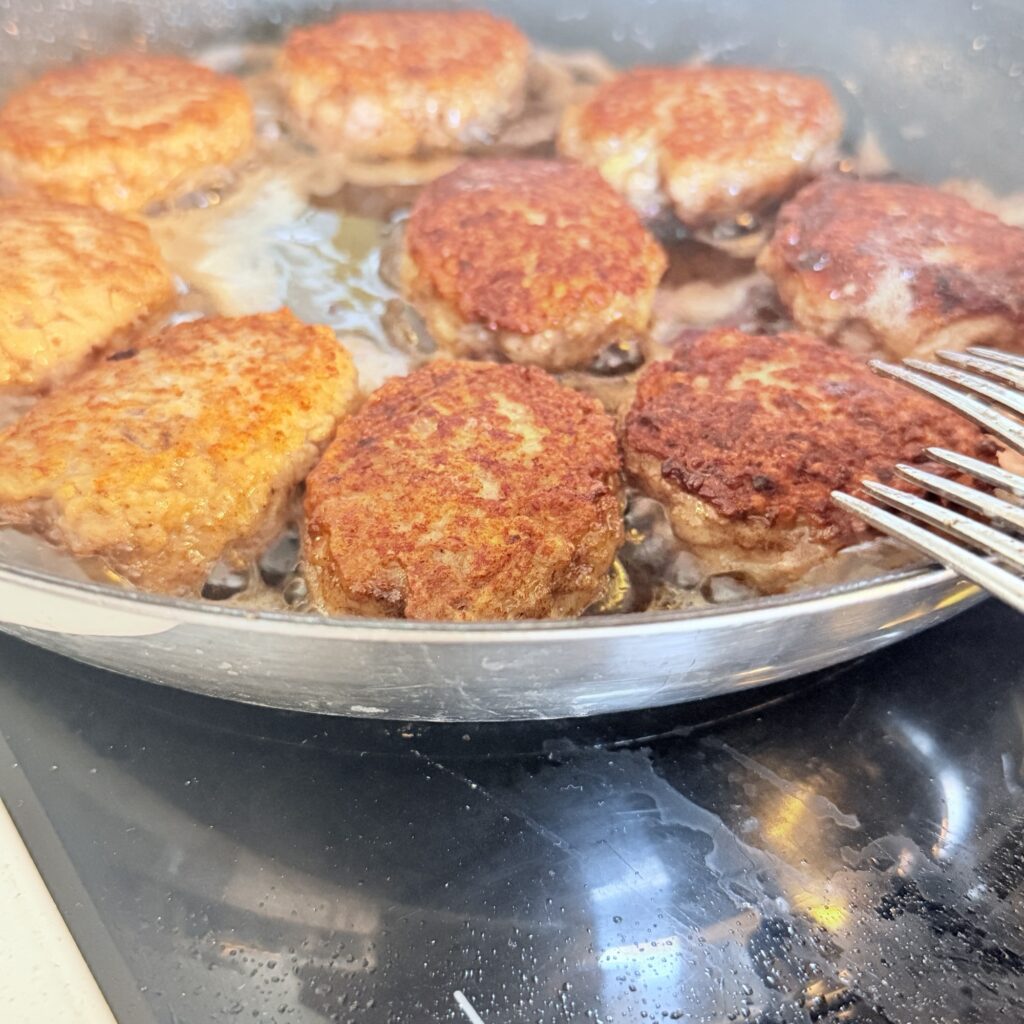 Aftensmad #8 - hjemmelavede frikadeller og spaghetti Hjemmelavede frikadeller og spaghetti nem aftensmad til hele familien