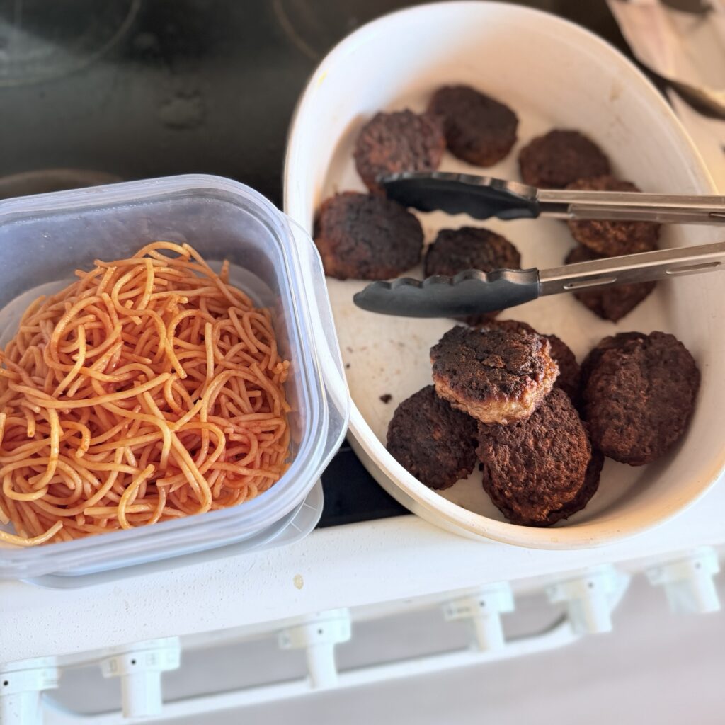 Aftensmad #8 - hjemmelavede frikadeller og spaghetti Hjemmelavede frikadeller og spaghetti nem aftensmad til hele familien